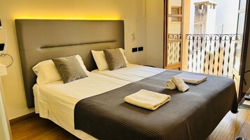 Habitación Confort con 2 camas individuales (2 Adults) | Escritorio, espacio para trabajar con un portátil, cortinas opacas