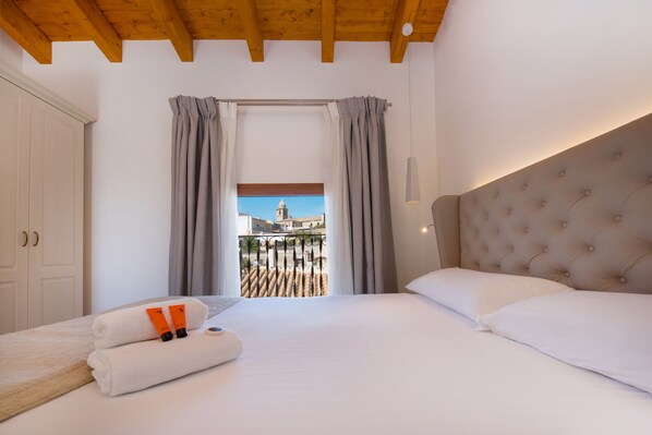 Comfort Twin Room (2 Adults) | Individually decorated, individually furnished, desk, laptop workspace - Hotel Central Maria (Maria de la Salut)