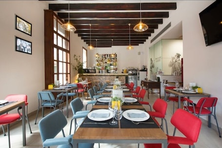 43-inch flat-screen TV with cable channels, TV. Hotel Central Maria