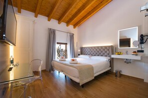 Individually decorated, individually furnished, desk, laptop workspace - Hotel Central Maria (Maria de la Salut)