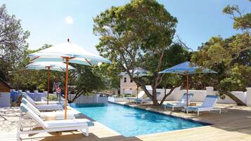 Outdoor pool, sun loungers