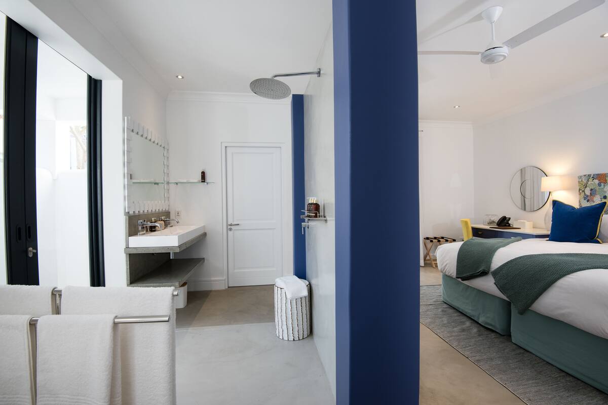 luxury suite, poolside | minibar, in-room safe, individually decorated, individually furnished