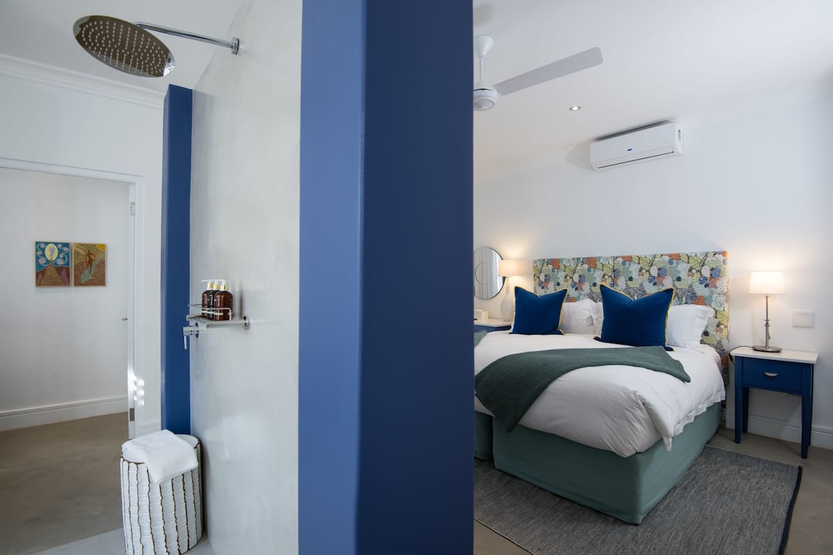 luxury suite, poolside | minibar, in-room safe, individually decorated, individually furnished