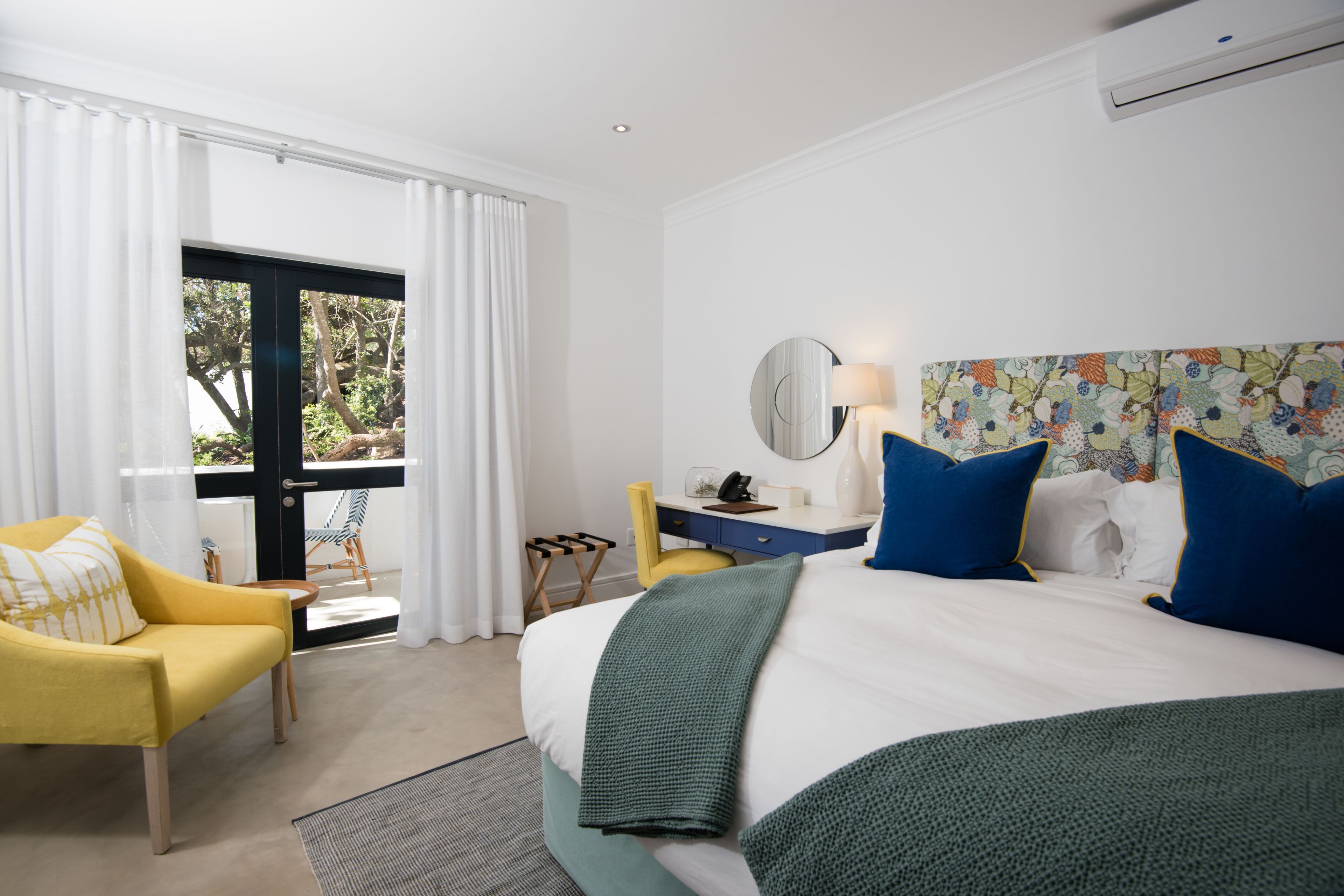 luxury suite, poolside | minibar, in-room safe, individually decorated, individually furnished