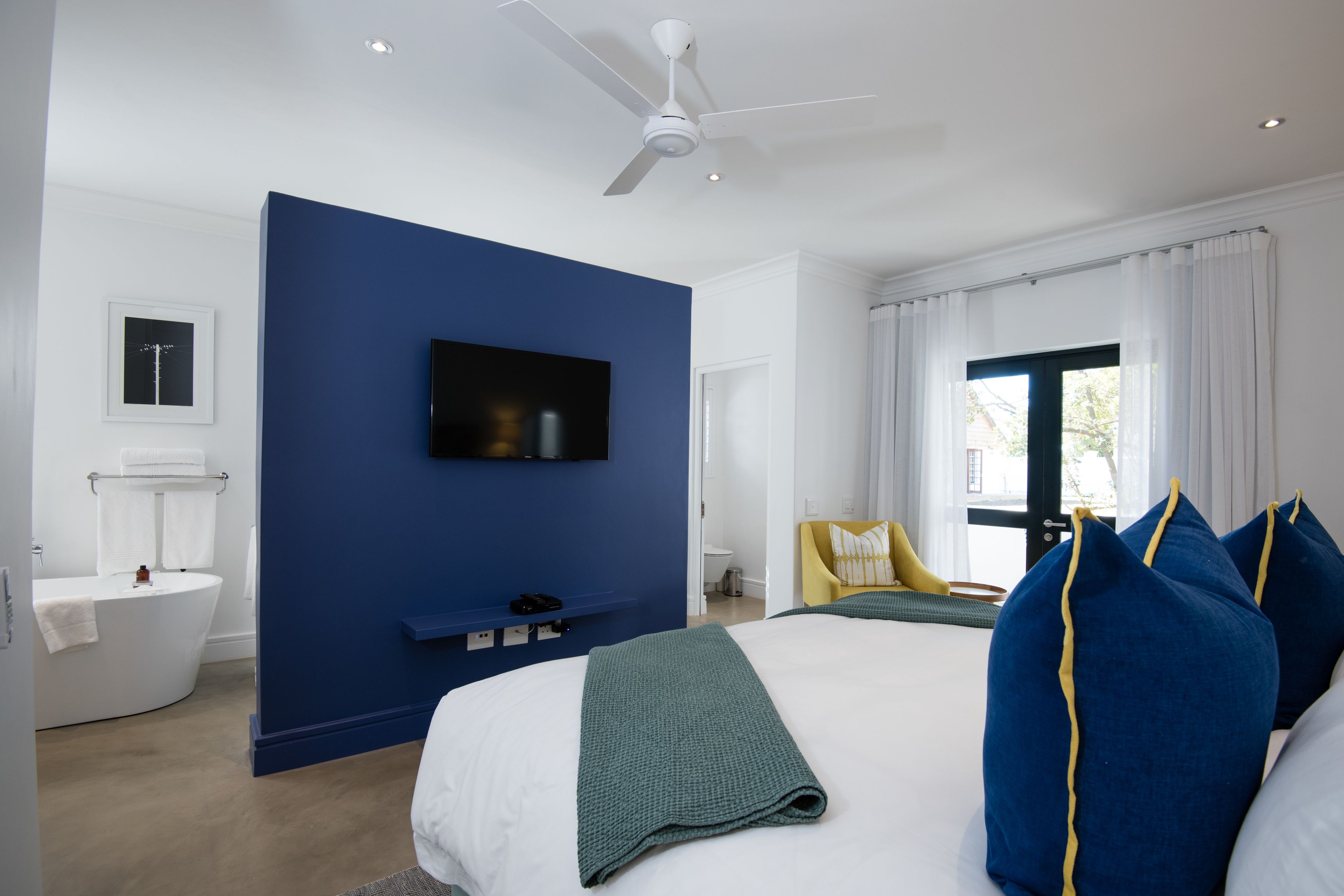 luxury suite, poolside | minibar, in-room safe, individually decorated, individually furnished