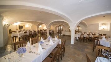 Déjeuner et dîner servis sur place, spécialités Cuisine régionale