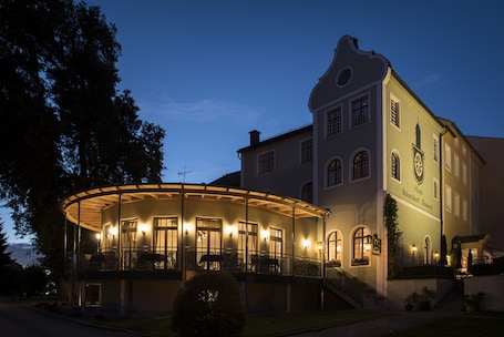 Fachada da propriedade Ć noite