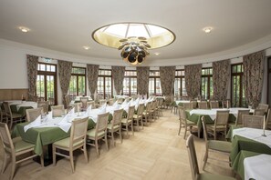 Lunch and dinner served, Regional cuisine - Schlossgut Odelzhausen (Odelzhausen)