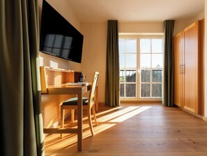 ห้องคลาสสิกดับเบิล, ไม่อนุญาตสัตว์เลี้ยง | 1 ห้องนอน, เครื่องนอนป้องกันสารก่อภูมิแพ้, ตู้นิรภัยในห้องพัก, โต๊ะทำงาน