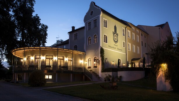 A large, historic building with a prominent entrance and a curved balcony. - Schlossgut Odelzhausen (Odelzhausen)