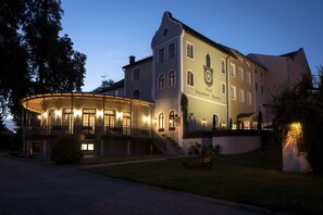 A large, historic building with a prominent entrance and a curved balcony. - Schlossgut Odelzhausen (Odelzhausen)