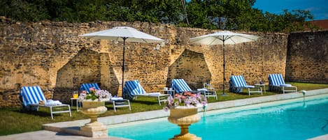 Piscine extérieure (ouverte en saison), parasols de plage