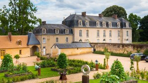 A large, historic building with a symmetrical facade, surrounded by well-maintained gardens and a gravel path. - Domaine de La Groirie - Le Mans Ouest (Trange)