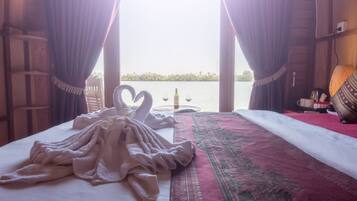 Double Room, River View | Desk, free WiFi