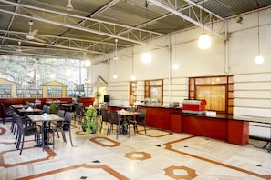 Coffee shop - Hotel Kohinoor Park (Mumbai)