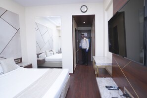 高档床上用品、客房内保险箱、办公桌、笔记本电脑工作区