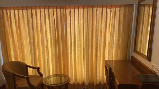 Quarto casal executivo | Roupas de cama premium, cofres nos quartos, escrivaninha