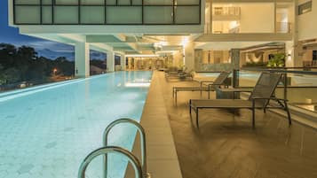 Indoor/outdoor pool
