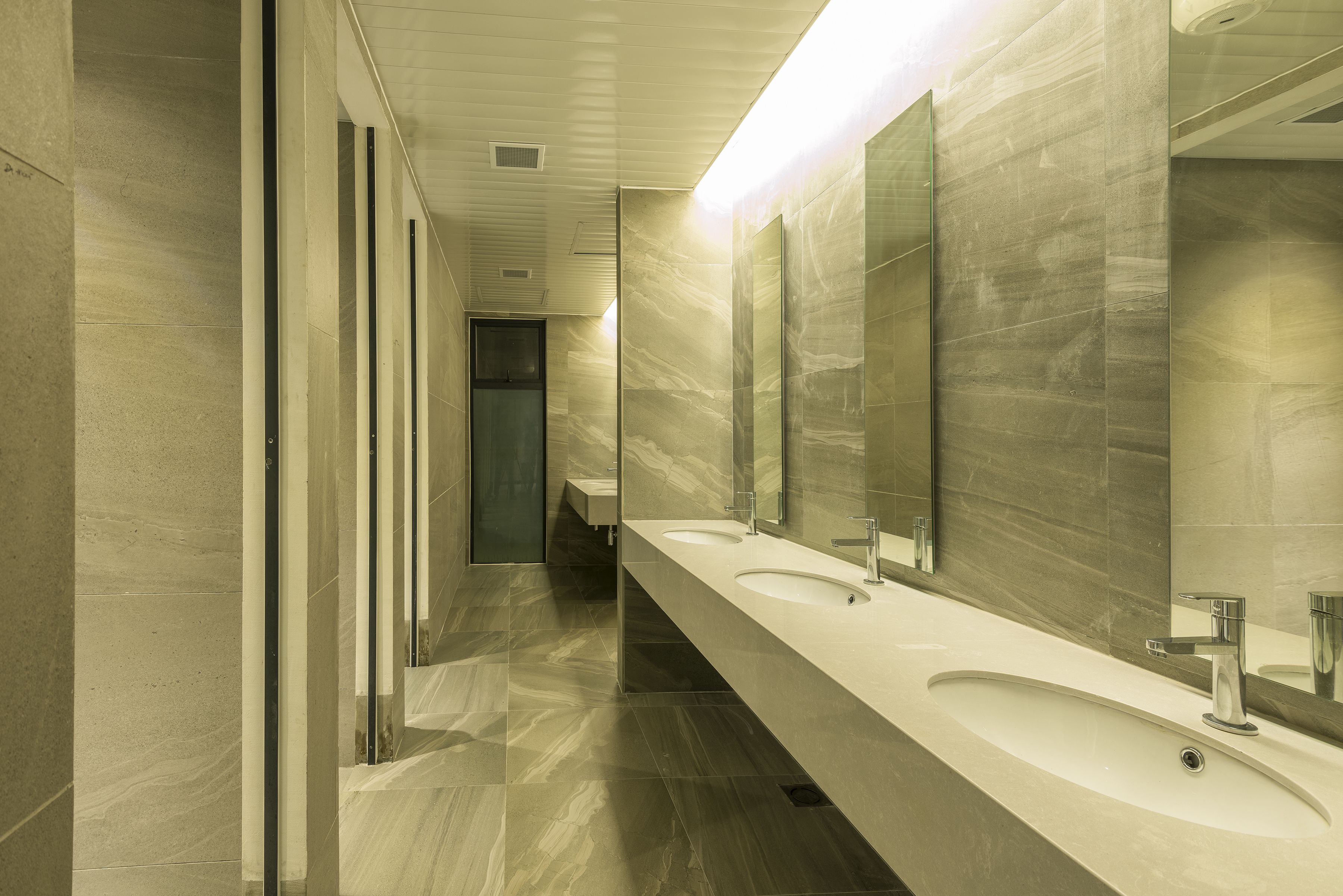 shower, rainfall showerhead, free toiletries, hair dryer