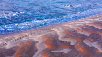På stranden, hvit sand, strandbar og fisking