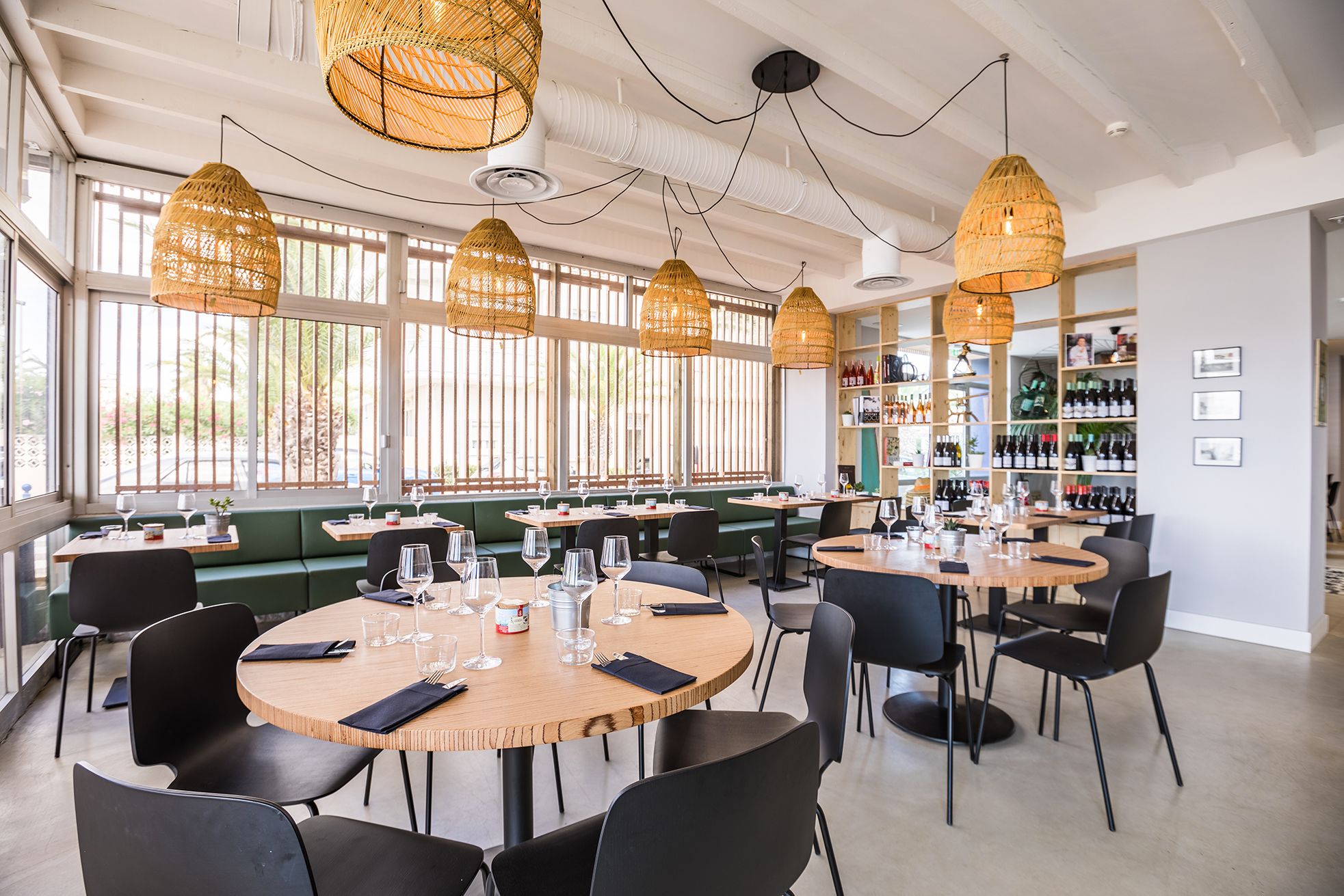 2 restaurants, breakfast, lunch, dinner served; french cuisine