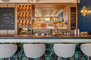 Cocktail bar, beach views, open daily - Hôtel Café Miramar (Le Grau-Du-Roi)