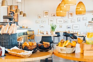 Daily buffet breakfast for a fee - Hôtel Café Miramar (Le Grau-Du-Roi)