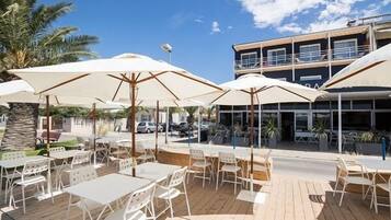2 restauranter; serverer morgenmad, frokost, aftensmad og franske retter
