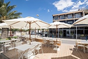 2 restauranter, frokost, lunsj og middag serveres, franske retter