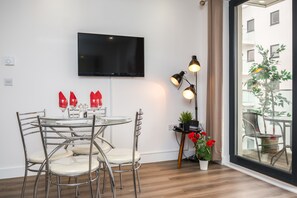 Appartement, 2 chambres | Restauration dans la chambre