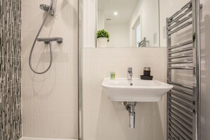 Apartment, 2 Bedrooms | Bathroom shower - iRelocate - Millennium Promenade (Bristol)