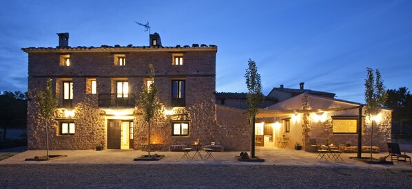 住宿正面 - 傍晚/夜晚