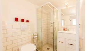 Apartamento urbano, 2 quartos, sacada | Banheiro | Chuveiro, produtos de toalete grátis, secador de cabelo 