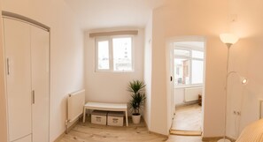 Appartamento City, 2 camere da letto, balcone | Area soggiorno | TV a schermo piatto 38 pollici con canali via cavo, TV