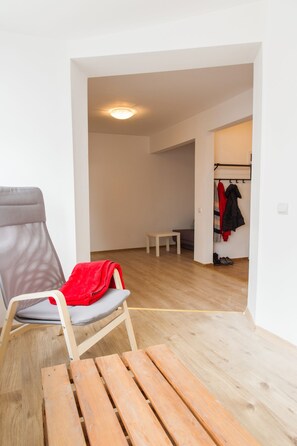 Appartamento City, 2 camere da letto, balcone | Area soggiorno | TV a schermo piatto 38 pollici con canali via cavo, TV