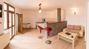 Appartement Ville, 2 chambres, balcon | Coin séjour | Télévision à écran plat de 38 pouces avec chaînes par câble, télévision