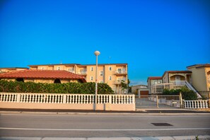Interior entrance - Sunset Apartments (Vir)
