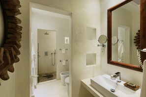 Family Quadruple Room | Bathroom | Shower, rainfall showerhead, designer toiletries, hair dryer - JH Villa (Unawatuna)