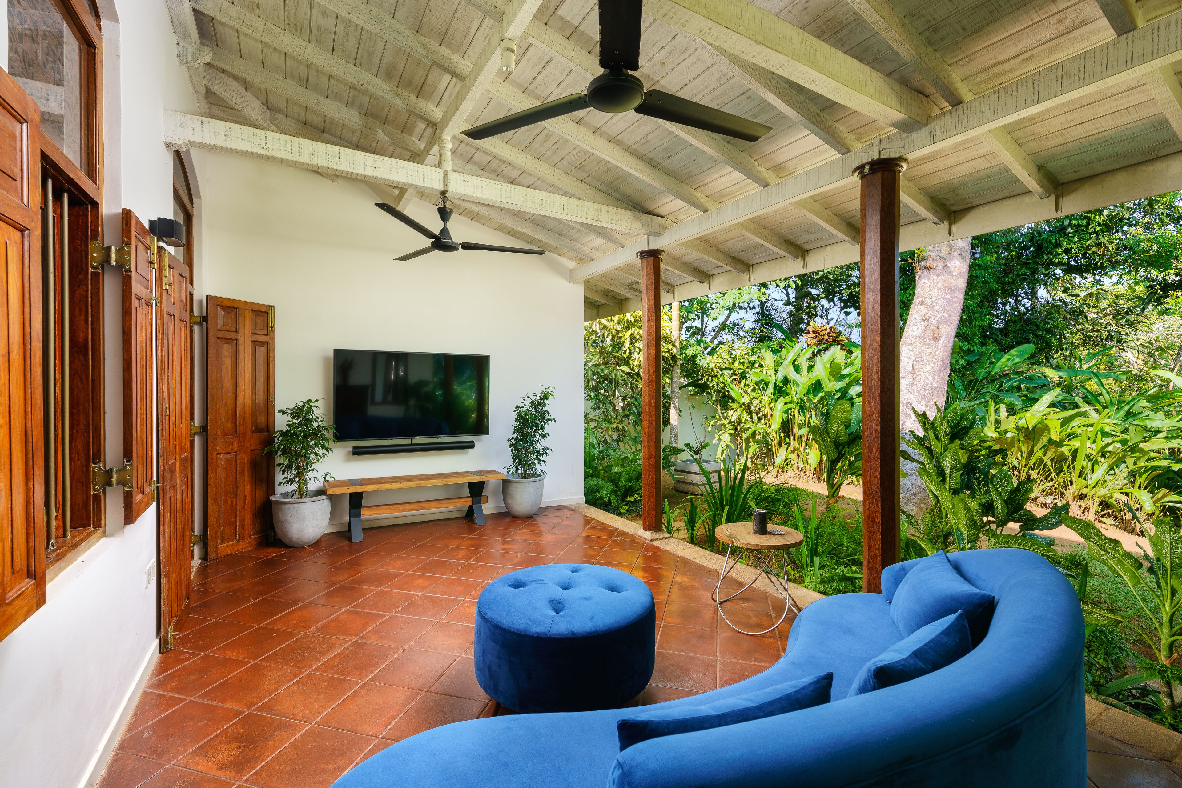 Habitación de lujo doble | Zona de estar | Televisión de pantalla plana de 75 pulgadas con canales por cable