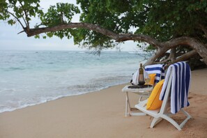 Ubicación cercana a la playa y arena blanca