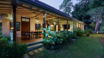 Luxury Double Room, 1 King Bed, Garden View | Terrace/patio