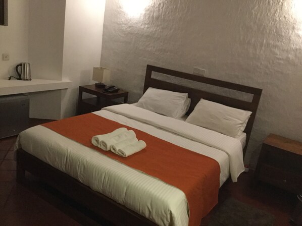 Habitación doble económica, 2 habitaciones | Minibar, escritorio, tabla de planchar con plancha y wifi gratis