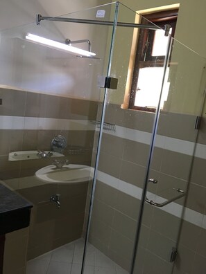 Habitación doble económica, 2 habitaciones | Baño | Regadera y toallas 