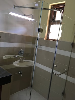 Habitación doble económica, 2 habitaciones | Baño | Regadera y toallas