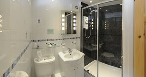Amenidades de baño de diseñador, secadora de cabello, toallas