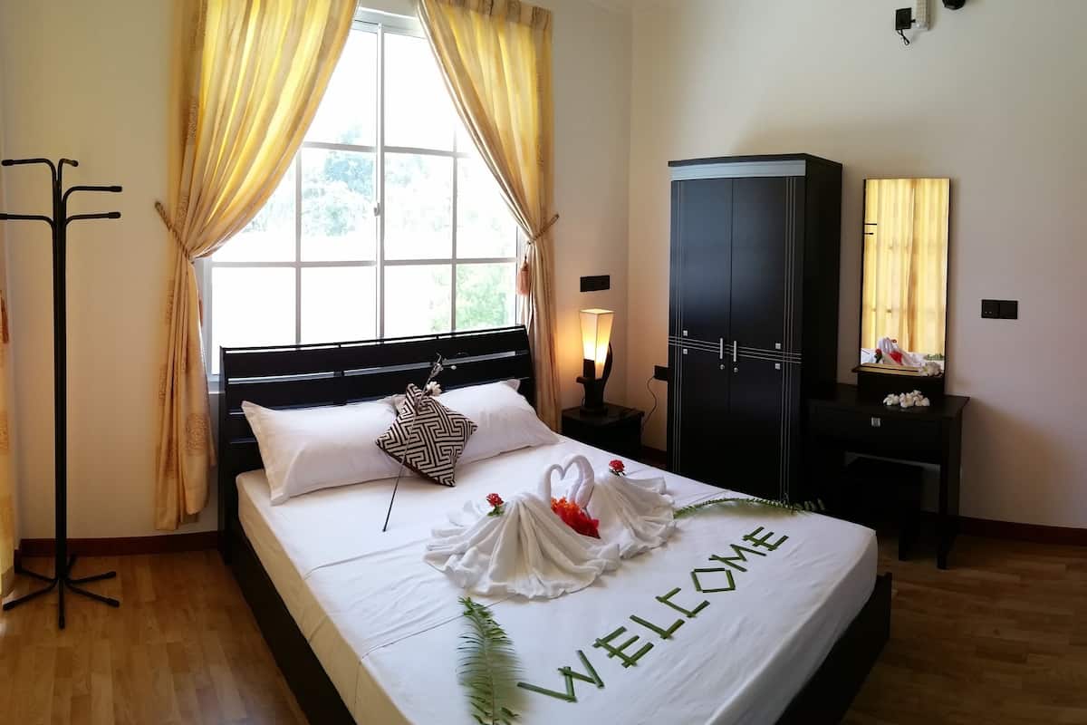 Habitación Deluxe, balcón | Caja fuerte, sistema de insonorización, camas supletorias y wifi gratis