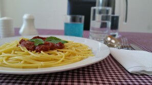 حيث تُقدم وجبات الإفطار، الغداء، العشاء، إطلالات على الحديقة