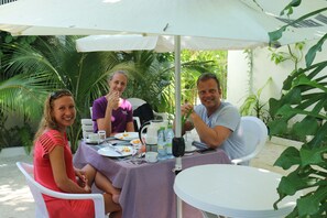 حيث تُقدم وجبات الإفطار، الغداء، العشاء، إطلالات على الحديقة