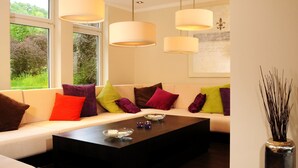 Lobby-lounge