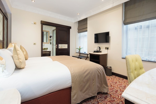 Dobbelt- eller tomannsrom – deluxe | Sengetøy av topp kvalitet, senger med overmadrass og safe på rommet